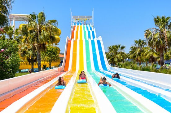 Crianças deslizam em escorrega colorido no Algarve