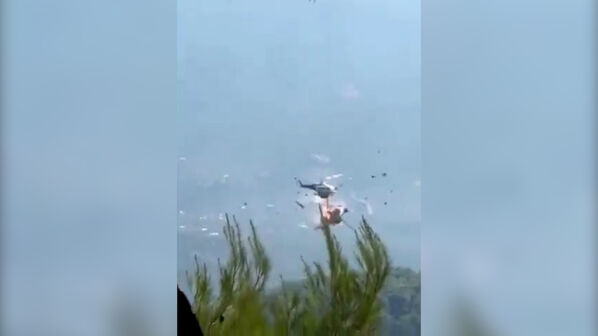 O momento em que dois helicópteros colidem durante combate aos incêndios na Grécia