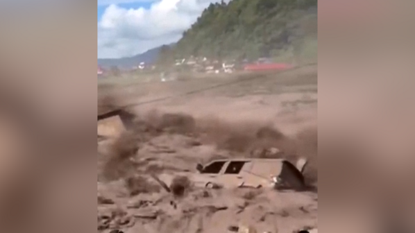 Imagens mostram força das águas da enxurrada a arrastar veículos e edifícios no Nepal 