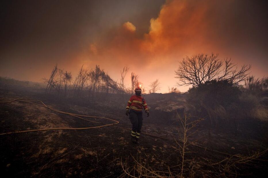 Bombeiros no combate ao fogo que começou em Valpaços, distrito de Vila Real