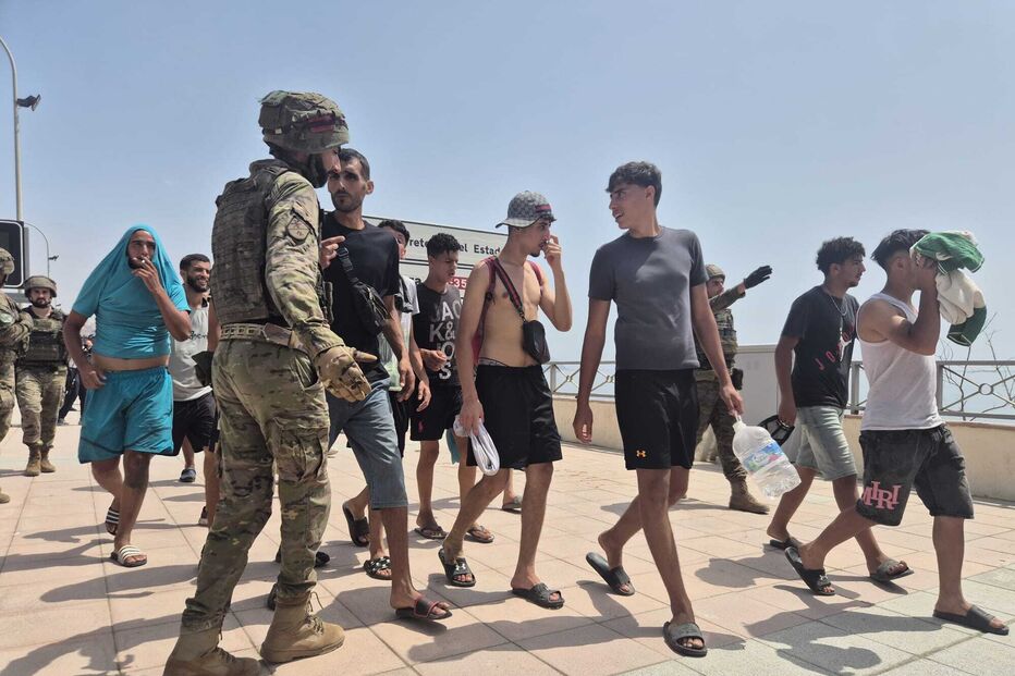 Migrantes regressam a Marrocos após terem entrado Ceuta a nado