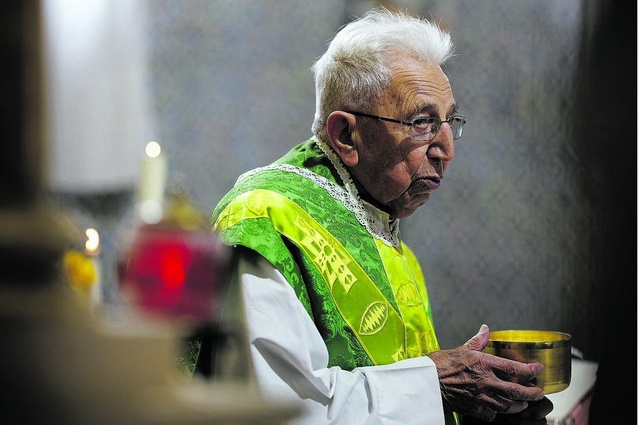 Com 100 anos de idade, o padre Tobias celebra pelo menos uma missa por dia durante a semana e duas aos sábados e domingos 