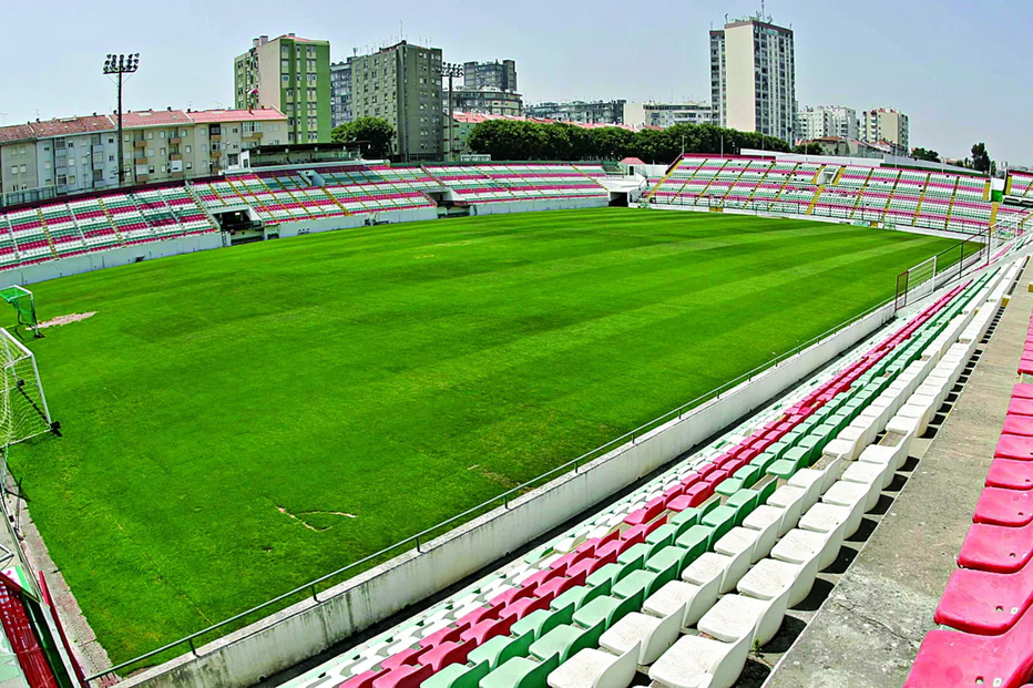 Estrela da Amadora apresentou-se aos sócios, este sábado, com 28 jogadores e cinco reforços