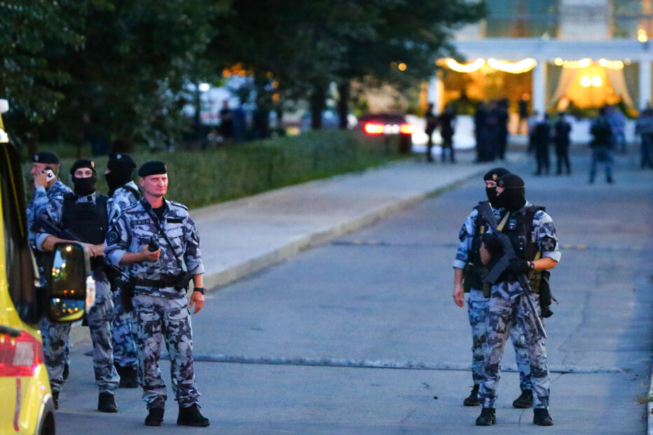A polícia isola uma zona próxima de uma explosão mortal num restaurante em Moscovo, no sábado, 1 de agosto de 2026