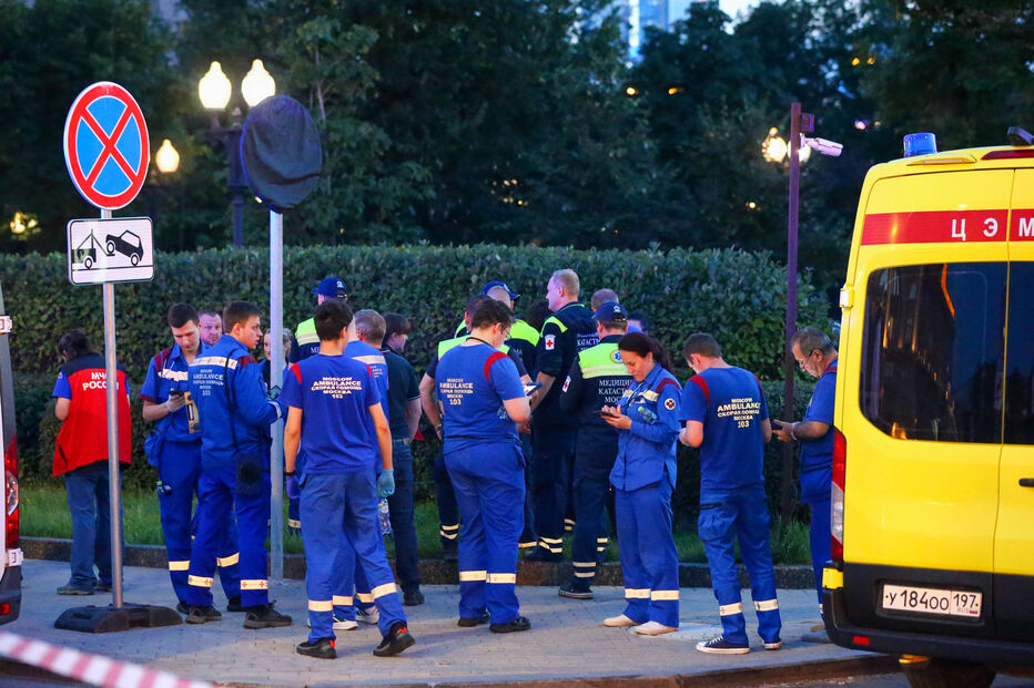 Os paramédicos reúnem-se junto ao local de uma explosão mortal num restaurante em Moscovo, no sábado, 1 de agosto de 2026