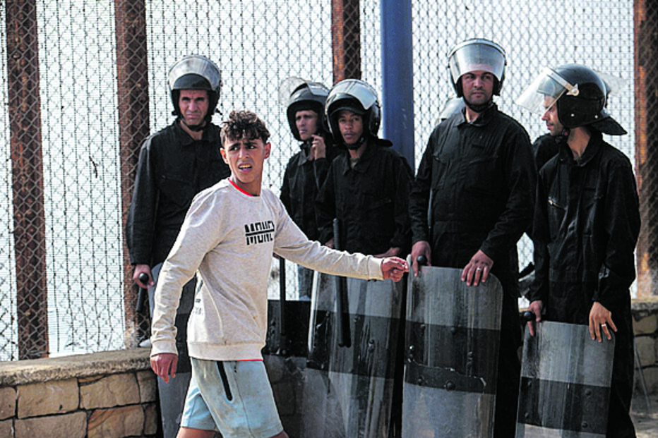 Jovens em Ceuta encaram a polícia enquanto tentam entrar na Europa