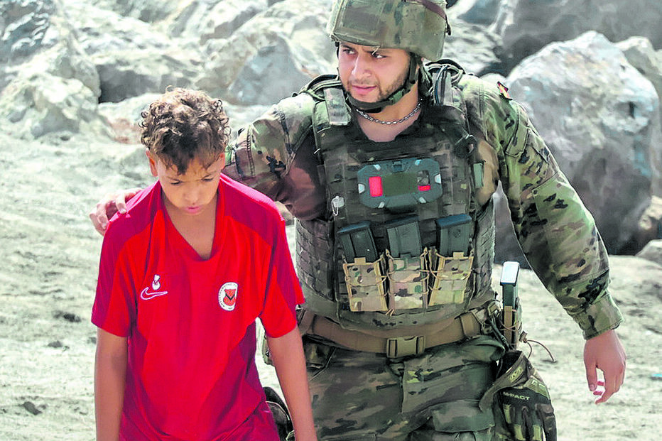Militar acompanha um dos últimos jovens a chegar a Ceuta 
