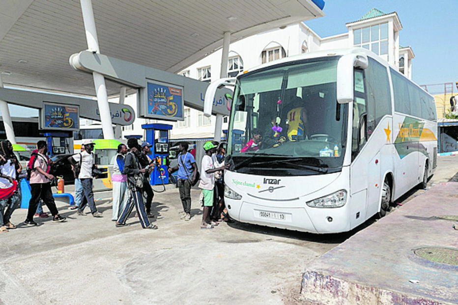 Migrantes regressam a Marrocos de autocarro, depois da intervenção das autoridades 