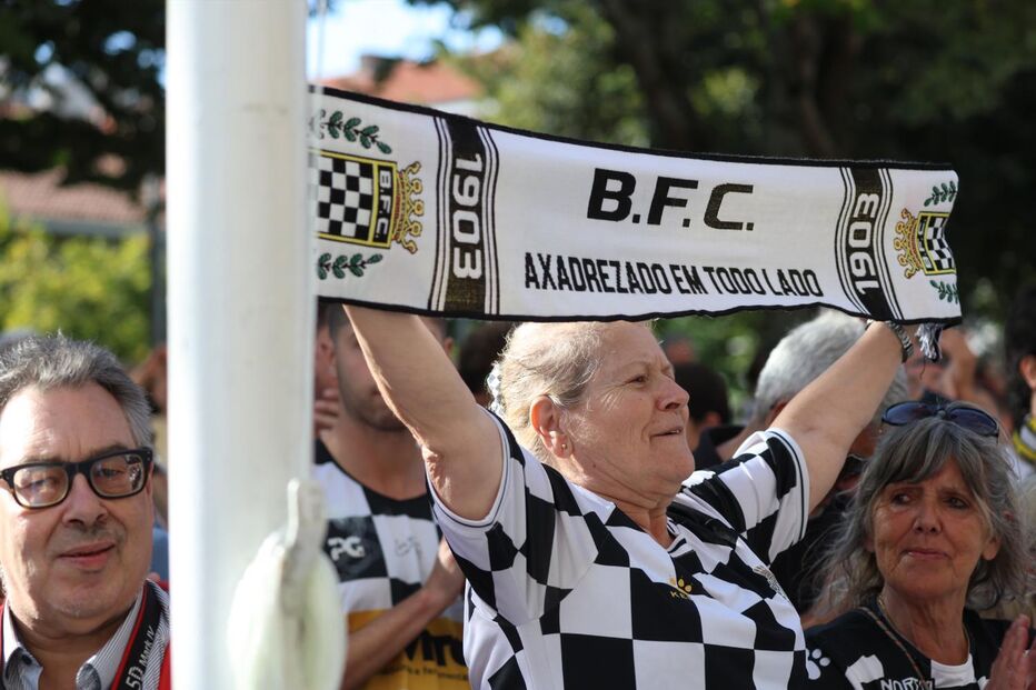 Mulher exibe cachecol do Boavista FC, 