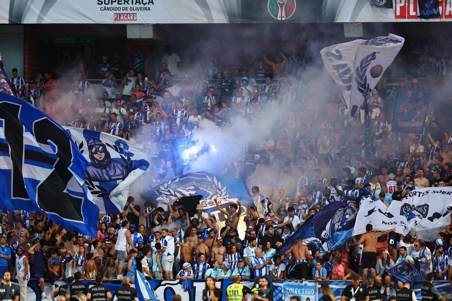 Torcida do FC Porto em Coimbra celebra gol em partida contra o Torreense