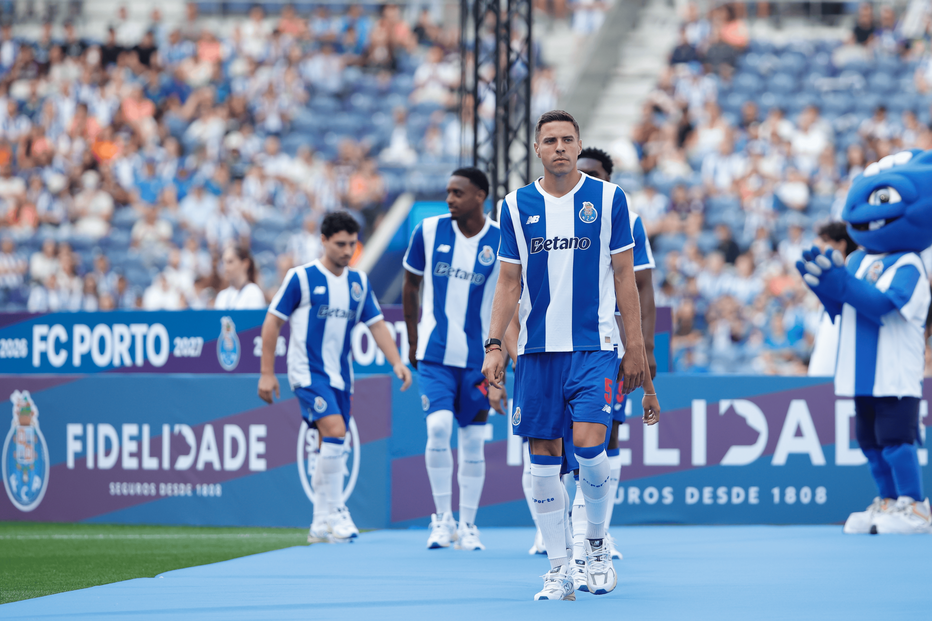 Jan  Bednarek sofreu um estiramento no joelho, este sábado, durante a Supertaça no  Estádio Cidade de Coimbra