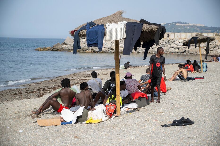 Migrantes em Ceuta depois da travessia desde Marrocos 