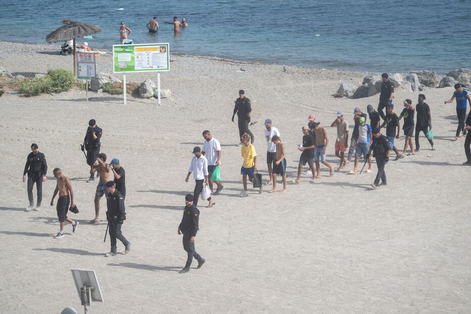 Migrantes na praia, em Ceuta 