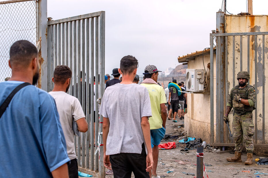 Migrantes retornam a Marrocos após travessia a nado até Ceuta 
