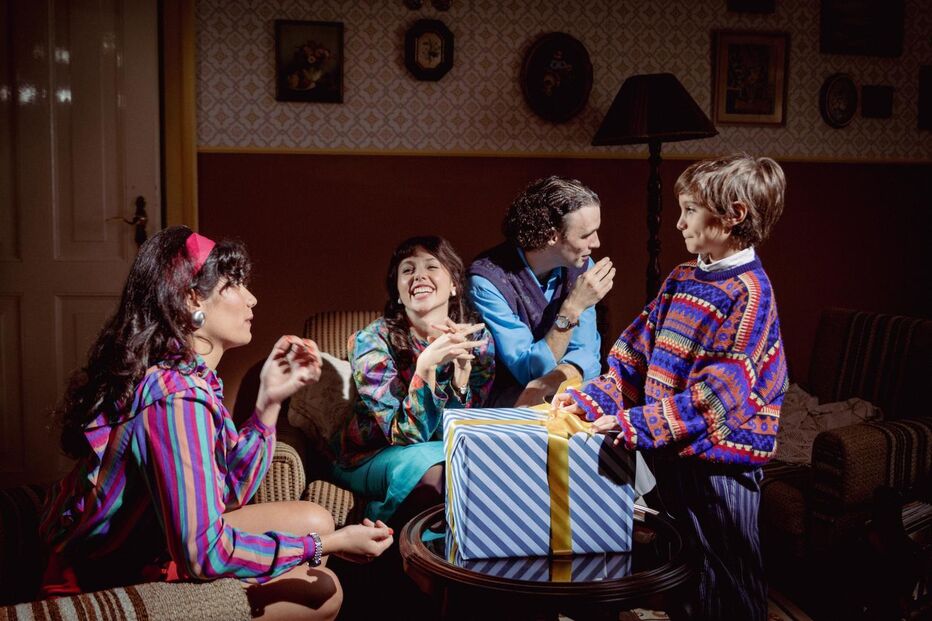 Família celebra com um presente à volta de Carlos Paião, no filme 'Playback'