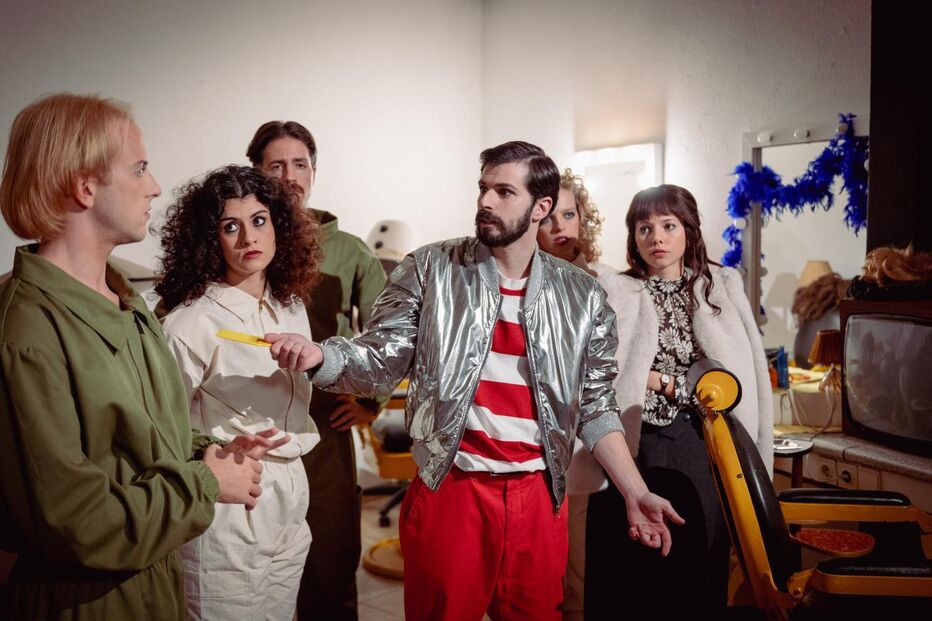 Carlos Paião e um grupo de pessoas num lançamento de filme