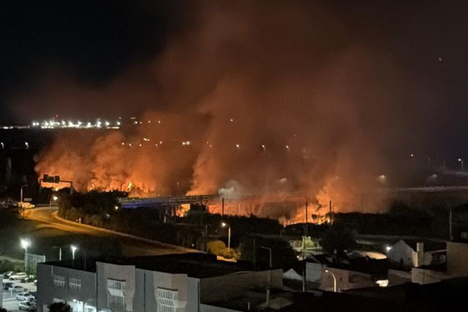 Um incêndio deflagrou ao início da tarde deste domingo em Vila Franca de Xira