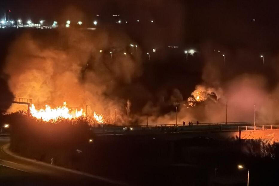 Um incêndio está a deflagrar desde o final da tarde deste domingo em Vila Franca de Xira