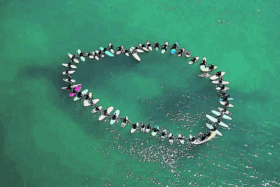 Homenagem feita por surfistas na praia da Arrifana 
