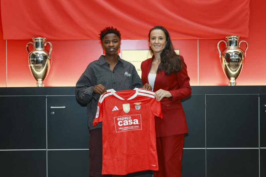 Flourish Sabastine (à esquerda) foi anunciada, esta segunda-feira, como nova contratada pelo Benfica