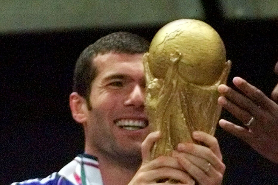Zinedine Zidane celebra a conquista do Mundial de 1998 em França