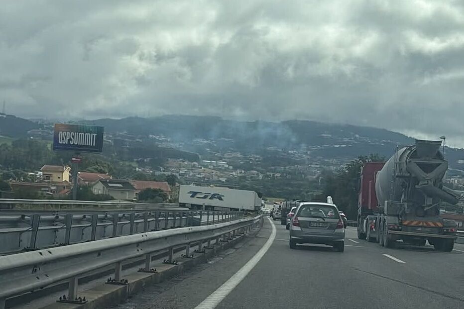 A4 cortada após colisão entre camião e carro em Valongo