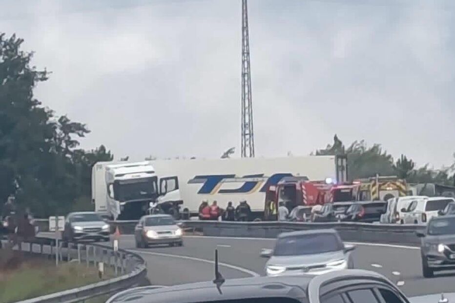 A4 cortada após colisão entre camião e carro em Valongo