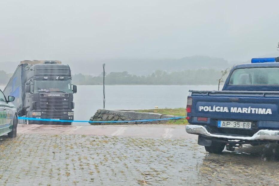 Polícia Marítima junto a um camião perto do rio