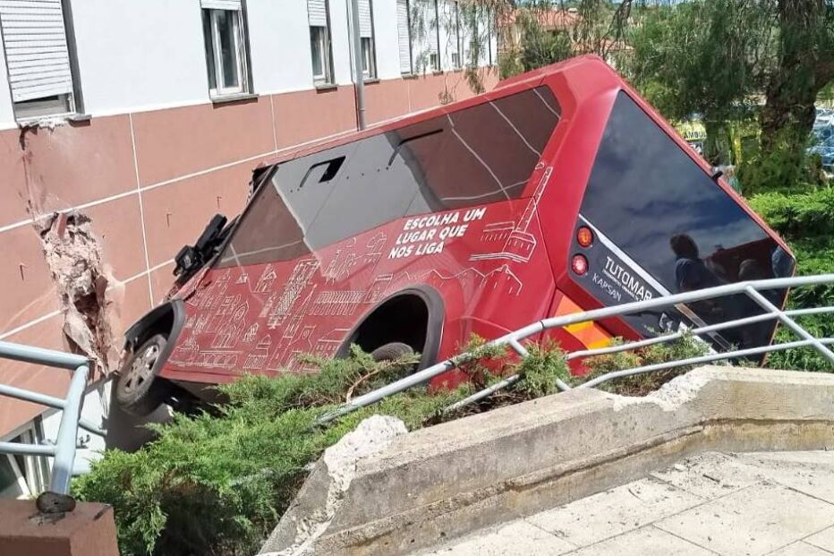 Autocarro desgovernado embate contra Hospital de Tomar e provoca quatro feridos 