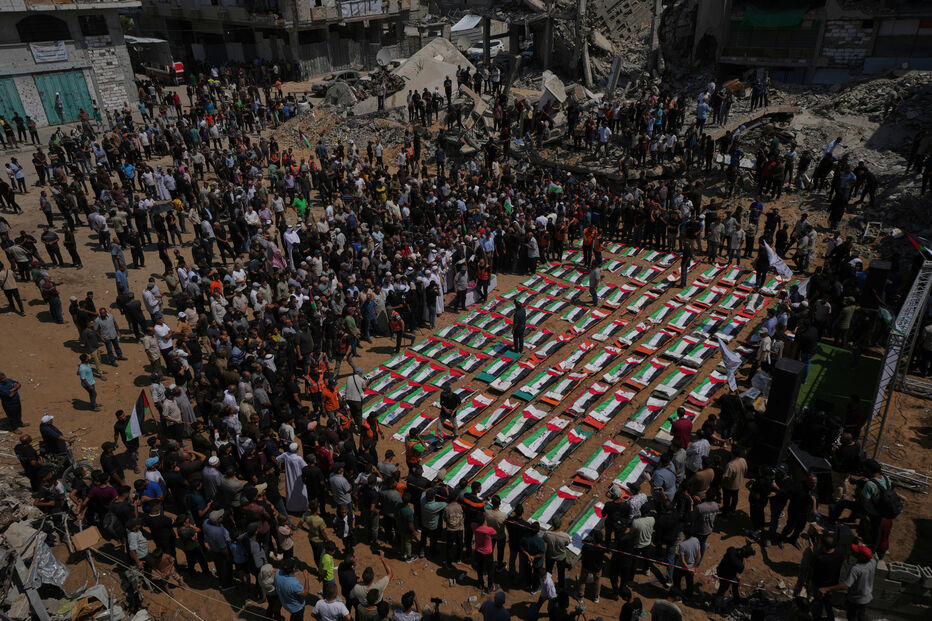 Funeral em massa de 112 palestinianos mortos em ataque israelita em 2023 em Gaza