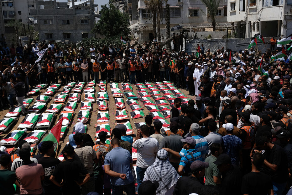 Funeral em massa de 112 palestinianos mortos em ataque israelita em 2023 em Gaza