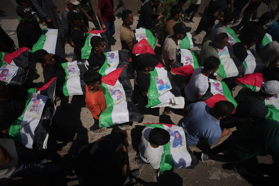 Funeral em massa de 112 palestinianos mortos em ataque israelita em 2023 em Gaza