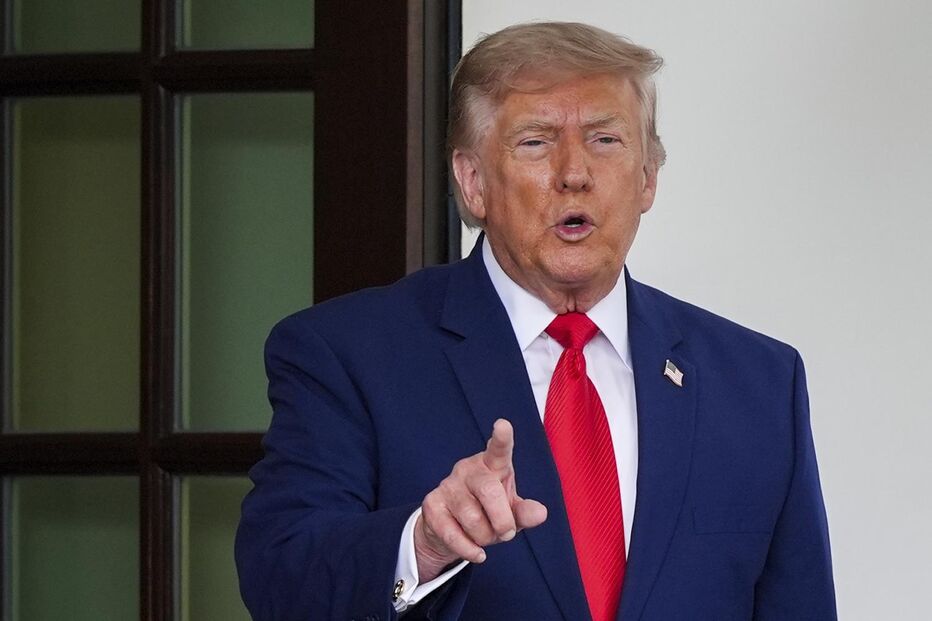 Trump pede cem mil dólares mensais por posts aos negociadores da bolsa
