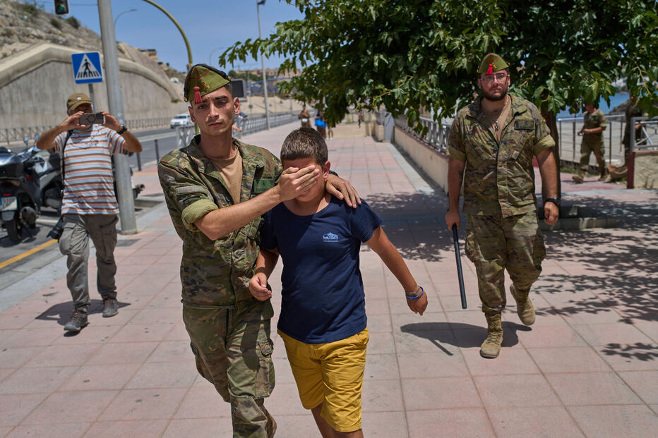 Mais de 800 menores desacompanhados que chegaram a Ceuta, na semana passada, deverão ficar em Espanha