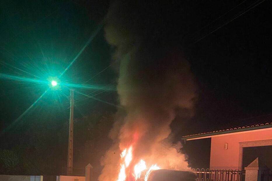 Carro destruído pelas chamas em Esposende