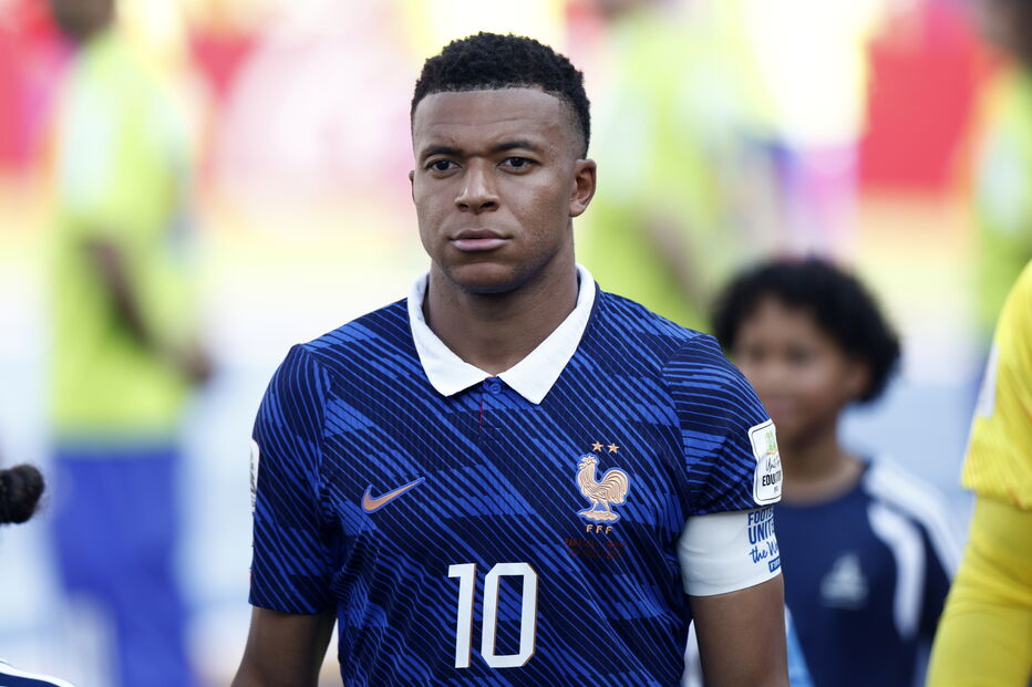 Kylian Mbappé com a camisola da seleção de França com o número 10