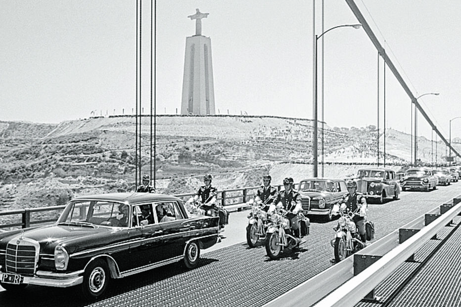 Carros da Presidência da República atravessam a Ponte (então) Dr. Oliveira Salazar, com escolta da GNR