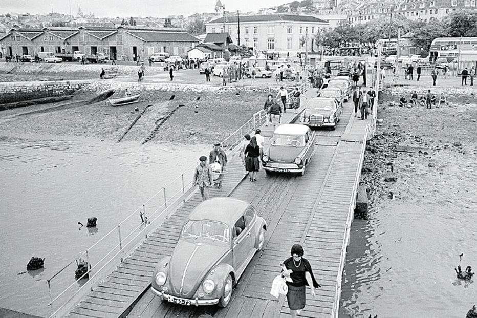 Antes da ponte, as duas margens do Tejo eram ligadas por um ferryboat. Em Lisboa, a saída era do Cais do Sodré
