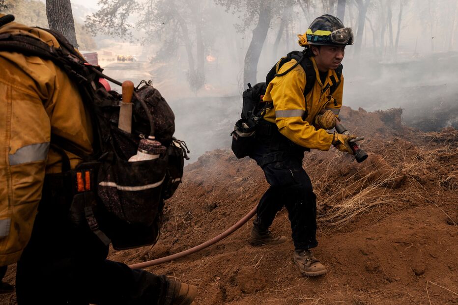 Bombeiros combatem incêndios nos EUA em meio a condições meteorológicas desfavoráveis