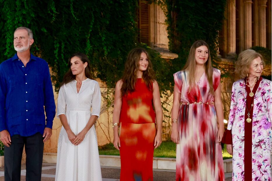 Felipe VI, Letizia, a rainha emérita Sofia, a princesa Leonor e a infanta Sofia no Palácio Marivent