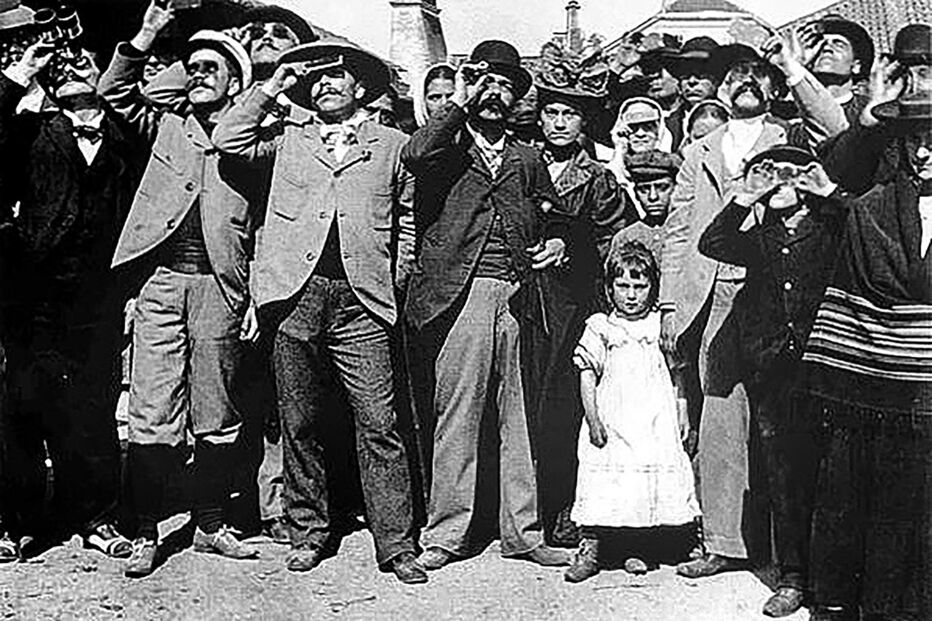 População em Ovar, a 17 de abril de 1912, a observar o eclipse