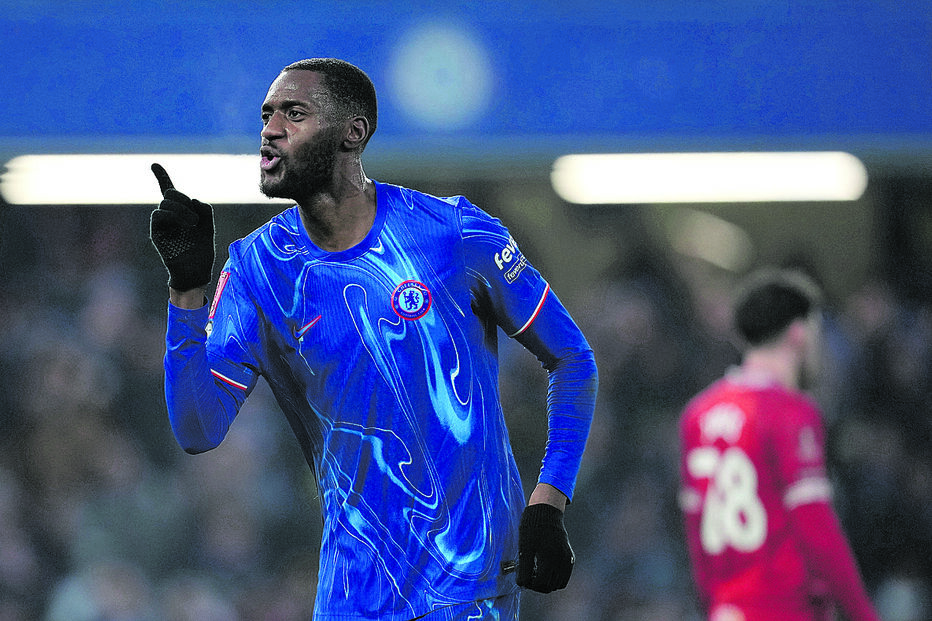 Tosin Adarabioyo, central nigeriano de 28 anos, vai para a terceira época no Chelsea
