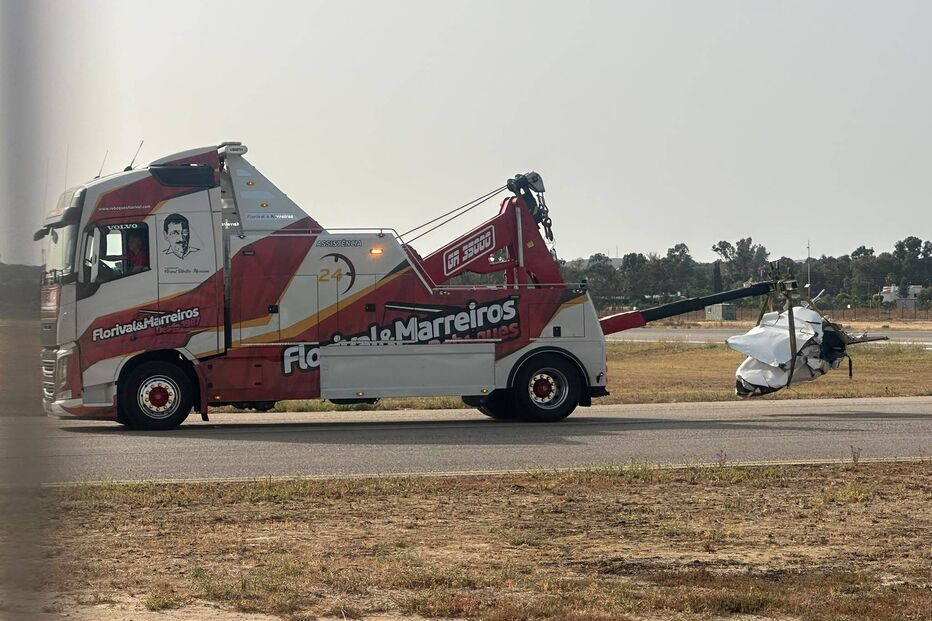 Destroços após queda de avioneta no Aeródromo de Portimão