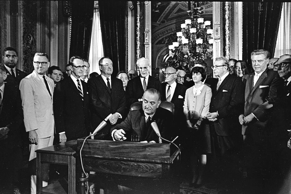 Cerimónia da assinatura da 'Voting Rights Act' pelo Presidente Lyndon Johnson, em 6 de agosto de 1965