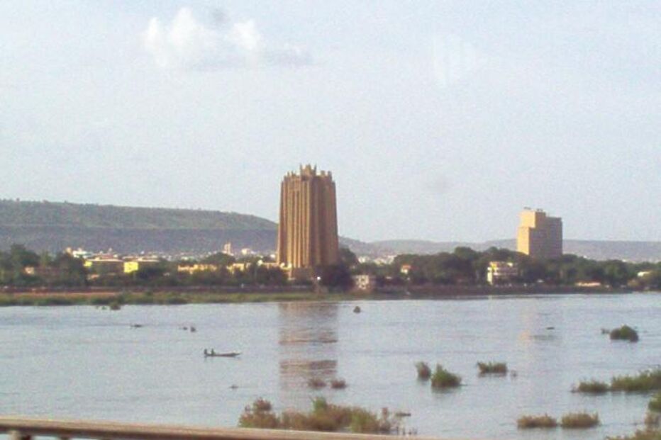 Vista de uma rua da cidade, em Mali