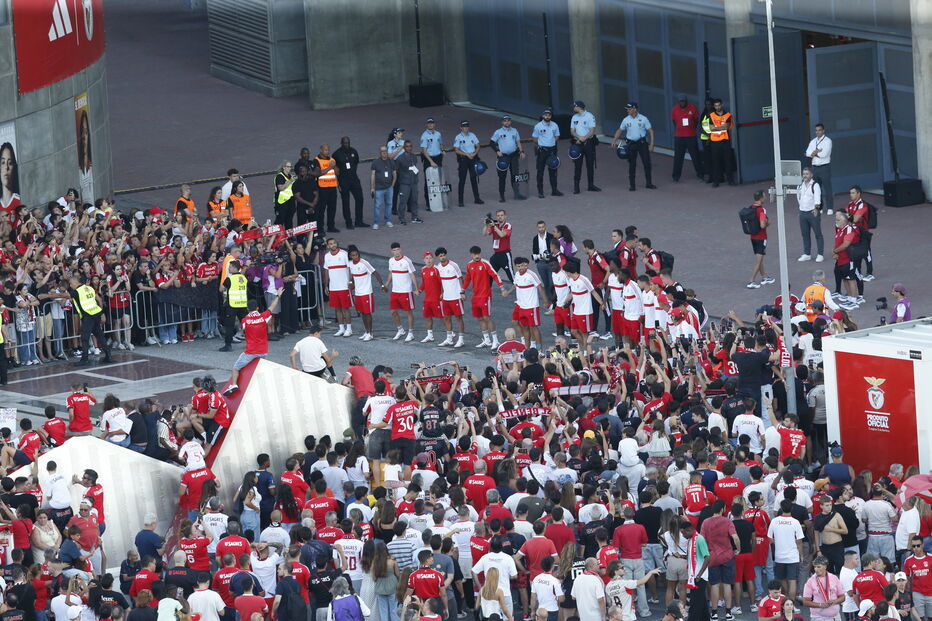Milhares de adeptos estão reunidos no exterior do Estádio da Luz, já que o jogo decorre à porta fechada