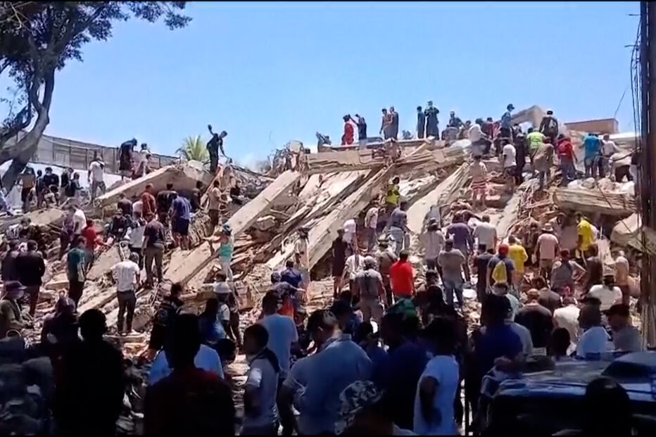 Moradores procuram sobreviventes em escombros na Colômbia após sismo