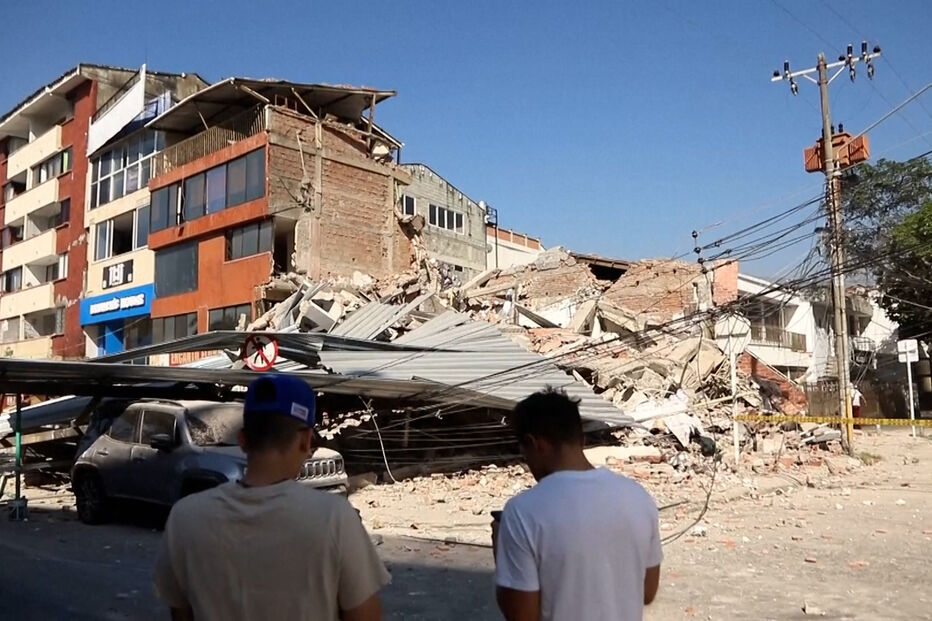 Moradores procuram sobreviventes entre escombros na Colômbia após terramoto