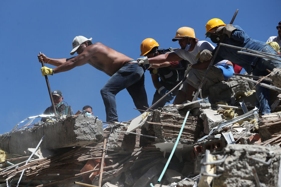 Moradores procuram sobreviventes do sismo que atingiu a Colômbia no meio dos escombros 