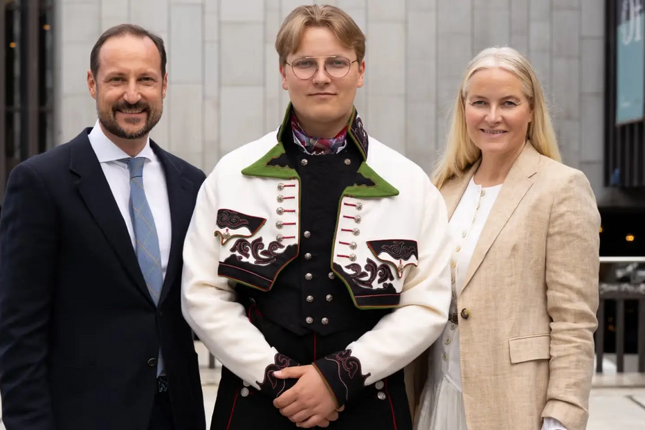 Svere Magnus, príncipe herdeiro Haakon e da princesa Mette-Marit 